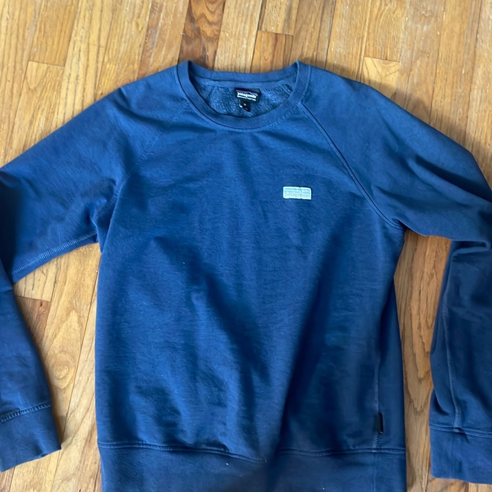 Patagonia blue pull over sweatshirt, size med